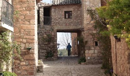 Una persona pasea por Siurana, en la provincia de Tarragona, el 30 de marzo.