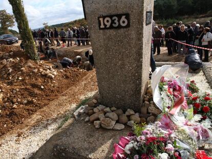 Familiares de fusilados del franquismo enterrados en La Pedraja (Burgos) participan en un acto para para depositar flores en octubre de 2019.