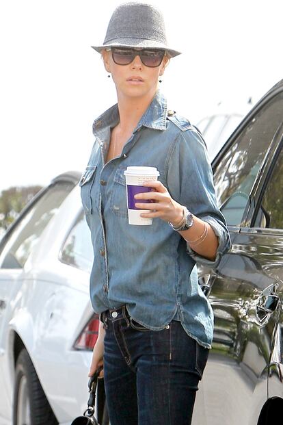 Charlize Theron con un look vaquero en Los Ángeles y un café en vaso de cartón.