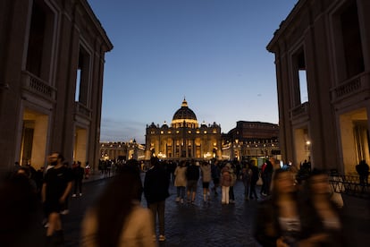 Ambiente de la plaza San Pietro en la Ciudad del Vaticano al atardecer, este martes.