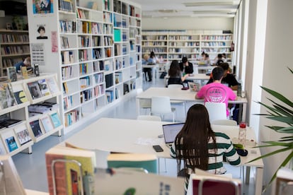 Adolescentes estudiando en la biblioteca pública José Saramago, en el barrio de Santa Marta, Santiago de Compostela, el jueves.