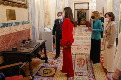 El director de Documentación, Biblioteca y Archivo del Congreso, Mateo Maciá, muestra a la reina Letizia, a la vicepresidenta primera del Gobierno, Carmen Calvo, y la presidenta del Congreso, Meritxell Batet, el antiguo escritorio de Clara Campoamor durante el homenaje en su honor en el Congreso este jueves.