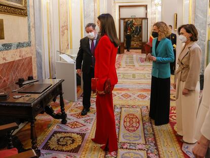 El director de Documentación, Biblioteca y Archivo del Congreso, Mateo Maciá, muestra a la reina Letizia, a la vicepresidenta primera del Gobierno, Carmen Calvo, y la presidenta del Congreso, Meritxell Batet, el antiguo escritorio de Clara Campoamor durante el homenaje en su honor en el Congreso este jueves.