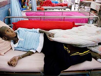 Un hombre contagiado de sida yace en una cama en Bangkok (Tailandia).