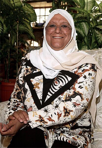 La profesora universitaria Masuma Mubarak, en una foto tomada hoy en su casa de Sabah Al Salem.