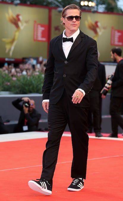 Brad Pitt, productor de Blonde, no quiso faltar al estreno. Para la ocasión relajó su esmoquin con unas zapatillas deportivas de Adidas.