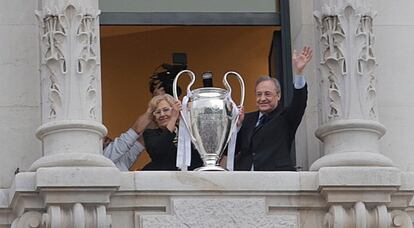 La alcaldesa de Madrid, Manuela Carmena, y el presidente del Real Madrid, Florentino Pérez, saludan desde el consistorio con la 'Orejona'.