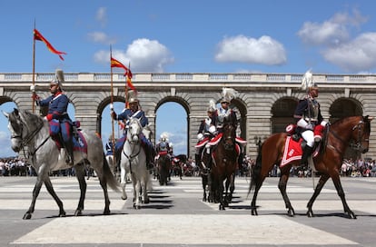 El Relevo Solemne de la Guardia además de ser un espectáculo muy vistoso, supone un atractivo turístico de la capital.