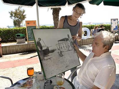 Yvonnette, hija del poeta Carlos Barral, le muestra a Juan Marsé una foto de la infancia de su padre en Calafell.