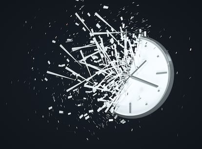 En una esfera de reloj con una circunferencia de 60 centímetros el minutero avanza a 1 cm por minuto.