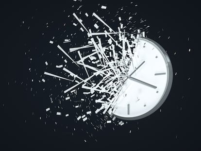 En una esfera de reloj con una circunferencia de 60 centímetros el minutero avanza a 1 cm por minuto.