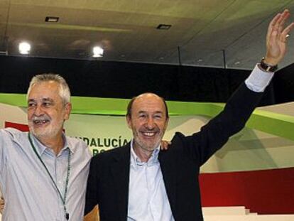 Griñán y Rubalcaba, ayer, en la clausura del congreso del PSOE en Almería.