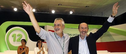 Griñán y Rubalcaba, ayer, en la clausura del congreso del PSOE en Almería.