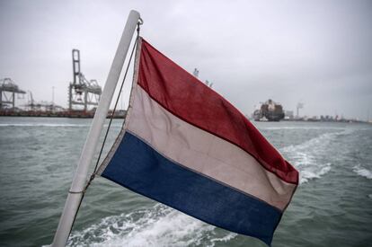 Una bandera holandesa en un ferry en Rotterdam, en febrero