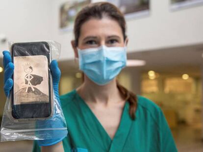 Una enfermera del Hospital San Pedro de Logroño muestra un dibujo enviado por un niño a los pacientes con Covid-19.