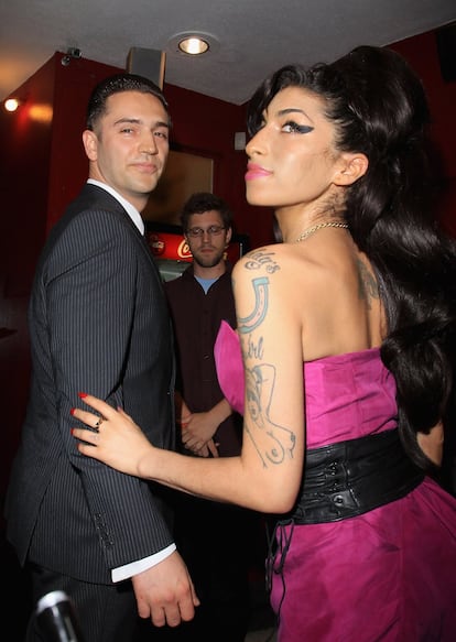 Amy Winehouse y su nuevo novio, Reg Traviss, asisten a la premier de Psicosis en Príncipe Charles Cinema, Leicester Square, el 13 de julio de 2010 en Londres (Inglaterra)