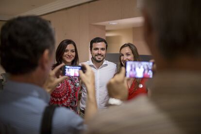 Garzón se fotografía junto a unas seguidoras en Sevilla.