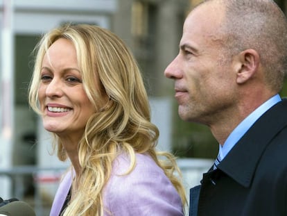 La actriz porno Stormy Daniels junto a su abogado Michael Avenatti fuera de la corte de Nueva York.
