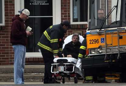 Una anciana es evacuada, mientras la policía se prepara para llevar a cabo una búsqueda del segundo terrorista en la localidad de Watertown (EE UU). Fuentes de la investigación identifican a los sospechosos como dos hermanos chechenos, 18 de abril de 2013.