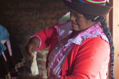 Lumidla Jiménez prepara una cagancha, una galleta frita típica de Huascarán hecha con harina, huevo, agua y azúcar. Gracias al proyecto turístico de desarrollo sostenible, Jiménez ha podido sacar adelante a su familia tras quedar viuda con una hija pequeña. Como el resto de comuneros que trabaja en el proyecto, cobra por cada día de trabajo, independientemente del número de turistas, con lo que complementa los ingresos que obtiene de la agricultura y la ganadería.