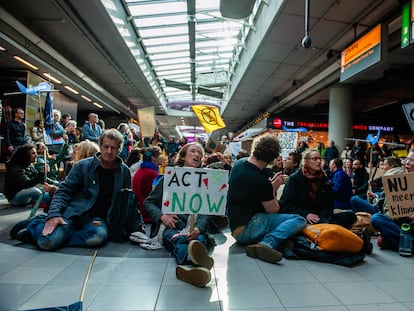 Un grupo de activistas de Greenpeace y Extinction Rebellion ocupan el salón principal del aeropuerto de Schiphol en Ámsterdam, Holanda, el pasado 5 de noviembre.