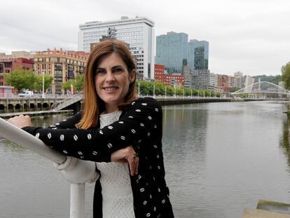 La candidata de Elkarrekin Podemos, Miren Gorrotxategi, junto a la ría de Bilbao.