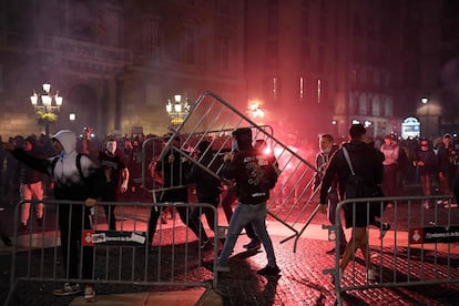 Diversas personas mueven vallas en la protesta en contra de las medidas por la covid.