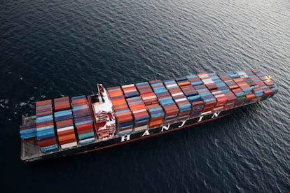 Un buque de la compañía Hanjin, fondeado cerca del puerto de Long Beach (California) el pasado día 8.