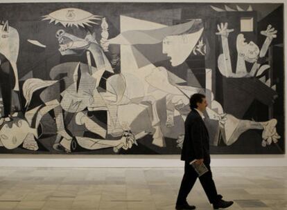El director del Museo Reina Sofía, Manuel Borja-Villel, delante del <b><i>Guernica,</b></i> de Picasso.
