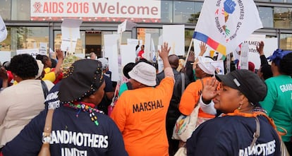Activistas de la asociación Grandmothers United se manifiestan a las puertas del centro de conferencias de Durban, donde se celebrará el congreso internacional de sida.