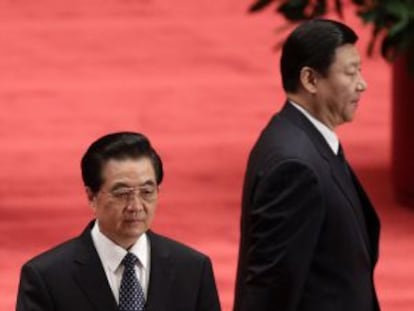 El presidente Hu Jintao y su sucesor, Xi Jinping, a finales de 2010.