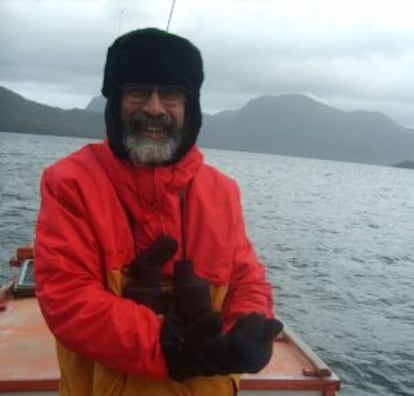 José Yáñez cerca de la Caleta Tortel en la Región de Aysén, Chile.