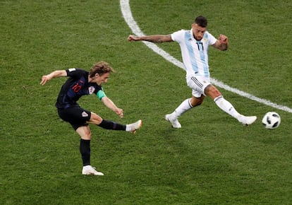 El remate de Modric en el gol del 2-0 a Argentina.
