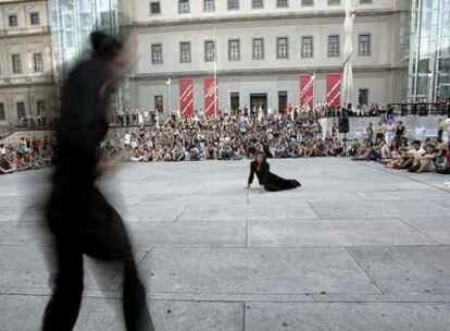 Imagen del espectáculo de danza que se representó ayer en la plaza del Museo Reina Sofía.