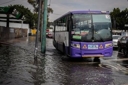 Vehículos son afectados por las inundaciones en en los alrededores del Aeropuerto.
