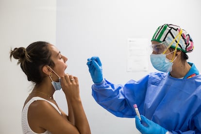 Dispositivo para la realización de pruebas PCR en el Centro de Salud Federica Montseny, en Puente de Vallecas, Madrid.