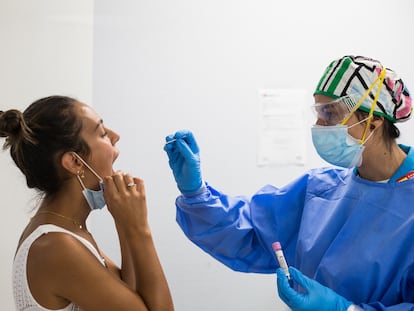 Dispositivo para la realización de pruebas PCR en el Centro de Salud Federica Montseny, en Puente de Vallecas, Madrid.