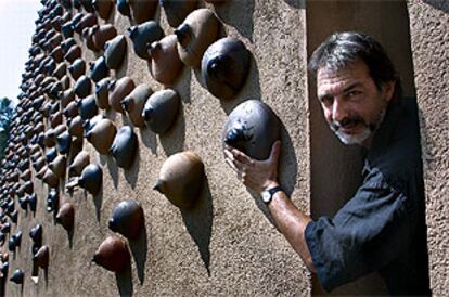 Frederic Amat junto al mural con pechos de la Fundación Llorens Artigas en Gallifa.