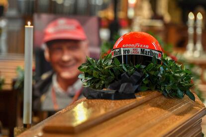 El casco del ex piloto de Fórmula Uno, Niki Lauda, reposa sobre su ataúd y junto a su retrato durante un funeral en la Catedral de San Esteban (Stephansdom) en Viena (Austria), el 29 de mayo de 2019. El legendario piloto de Fórmula Uno, Niki Lauda, murió a la edad de 70 años el 21 de mayo de 2019, lo que provocó una efusión de elogios para un hombre cuyas victorias en la pista y el regreso de un horroroso accidente cautivó a los fanáticos de las carreras en todo el mundo.