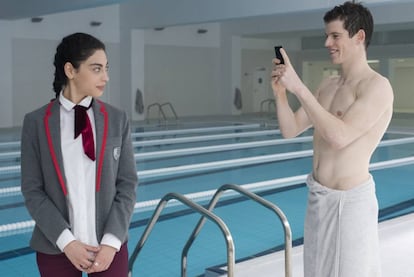 Mina El-Hammani y Miguel Bernadeu en la piscina climatizada, que es otra protagonista en la serie.