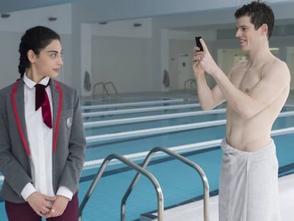 Mina El-Hammani y Miguel Bernadeu en la piscina climatizada, que es otra protagonista en la serie.