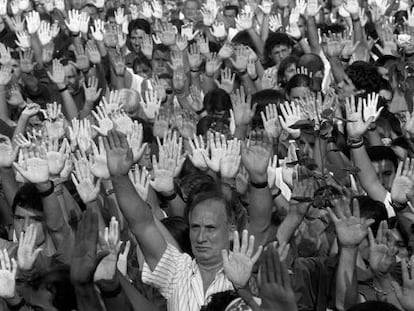 Miles de personas se manifiestan en Ermua para pedir la libertad de Miguel Ángel Blanco en julio de 1997.