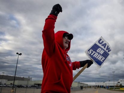 Un afiliado al sindicato United Auto Workers en un piquete