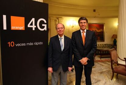 El teniente de alcalde de Bilbao Ibon Areso, y el consejero delegado de Orange España Jean Marc Vignolles