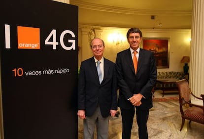 El teniente de alcalde de Bilbao Ibon Areso, y el consejero delegado de Orange España Jean Marc Vignolles