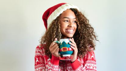 Tienen diseños divertidos y son perfectas para tomarse un chocolate caliente esta Navidad. GETTY IMAGES.