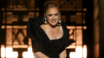 La cantante Adele durante un concierto retransmitido por el canal de televisión estadounidense CBS.