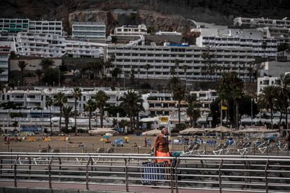 Turistas en una de las playas de Las Palmas de Gran Canaria, el 27 de octubre.