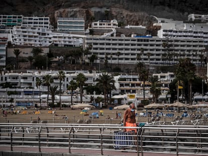 Turistas en una de las playas de Las Palmas de Gran Canaria, el 27 de octubre.