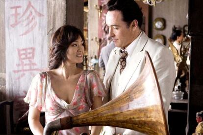 John Cusack y Gong Li, en un fotograma de 'Shanghai'.